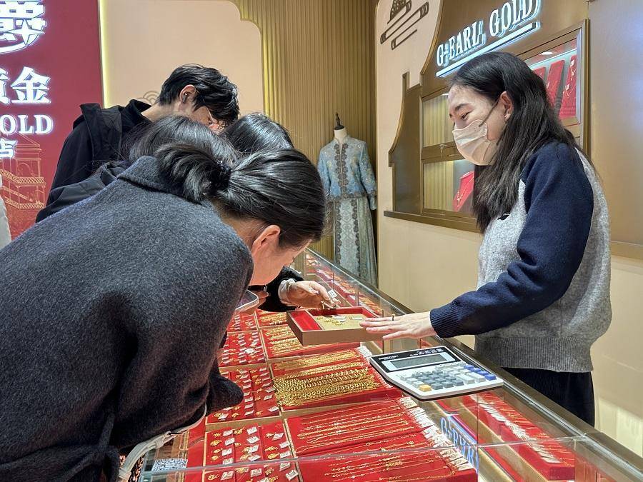 迎旺季 市民花样选购新年“第一金”AG真人网金蛇贺岁 西安黄金市场(图2)