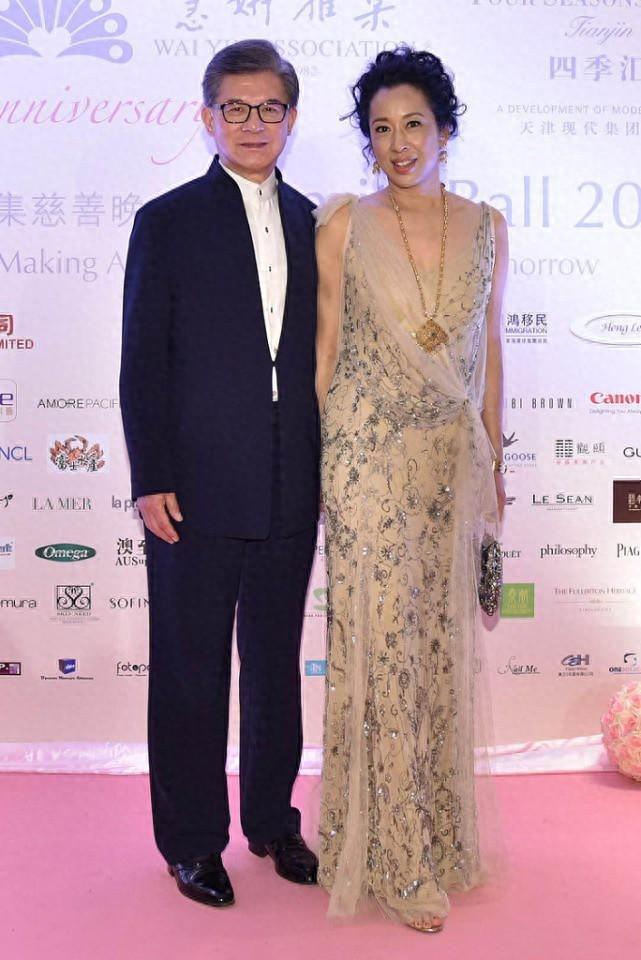 公合影真敢穿富态身材穿薄纱裙美出新高度AG真人试玩平台66岁朱玲玲与二婚老