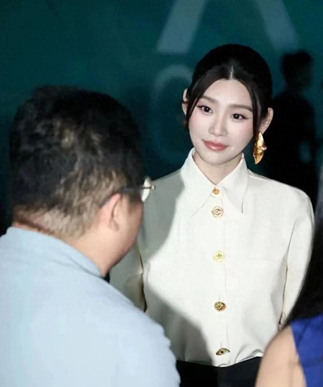 万包包背的是钱拖鞋踩的是凡人的嫉妒心AG真人平台奚梦瑶拖鞋引爆热搜：19