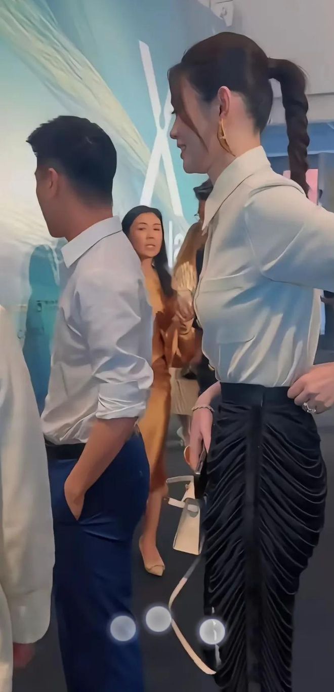 万包包背的是钱拖鞋踩的是凡人的嫉妒心AG真人平台奚梦瑶拖鞋引爆热搜：19(图4)