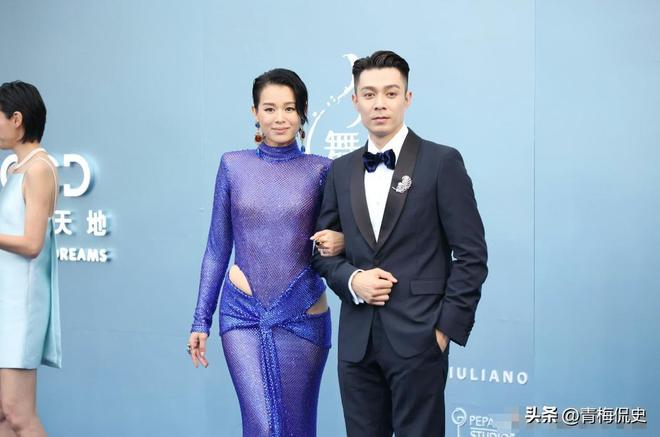 抢镜胡杏儿美出圈C位张柏芝抢尽风头AG真人平台澳门晚宴：刘嘉玲大露背(图4)