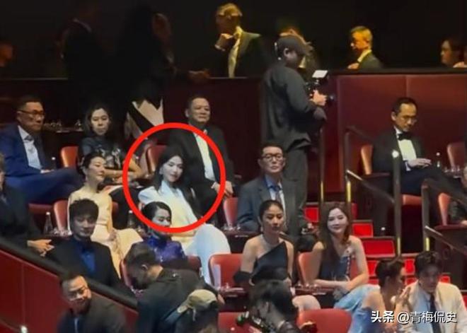 抢镜胡杏儿美出圈C位张柏芝抢尽风头AG真人平台澳门晚宴：刘嘉玲大露背(图2)