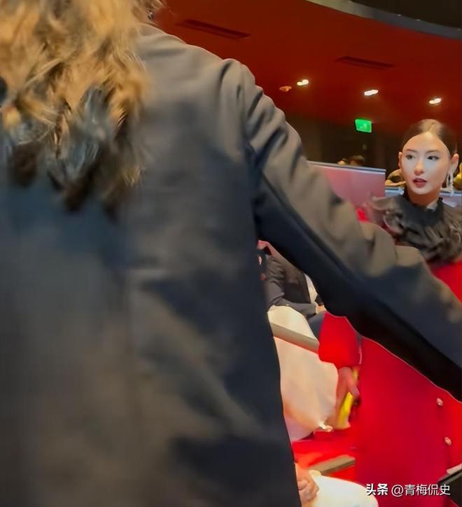 抢镜胡杏儿美出圈C位张柏芝抢尽风头AG真人平台澳门晚宴：刘嘉玲大露背(图13)