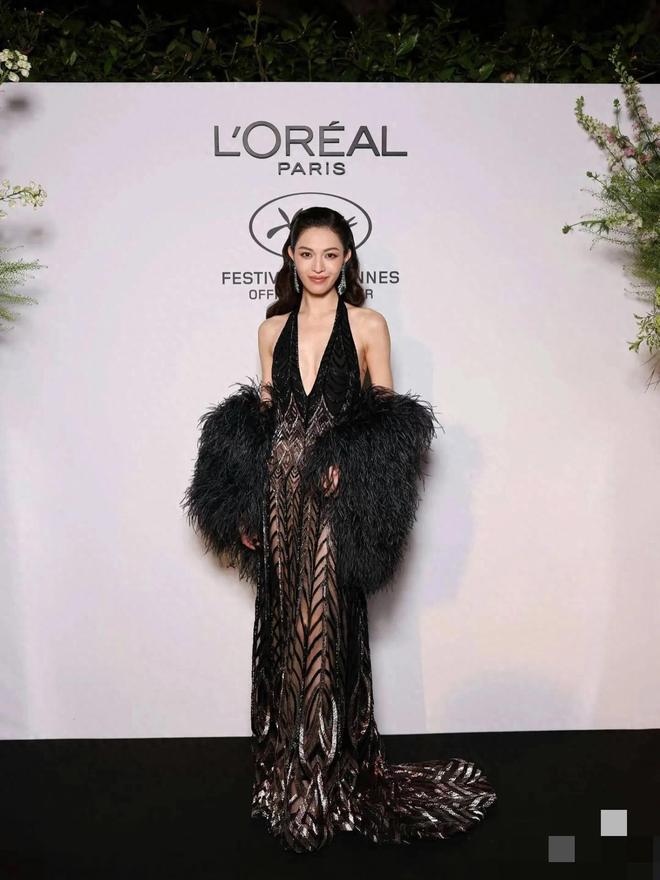 节晚宴钟楚曦明艳动人唐嫣苹果肌下垂AG真人平台唐嫣钟楚曦亮相戛纳电影(图3)
