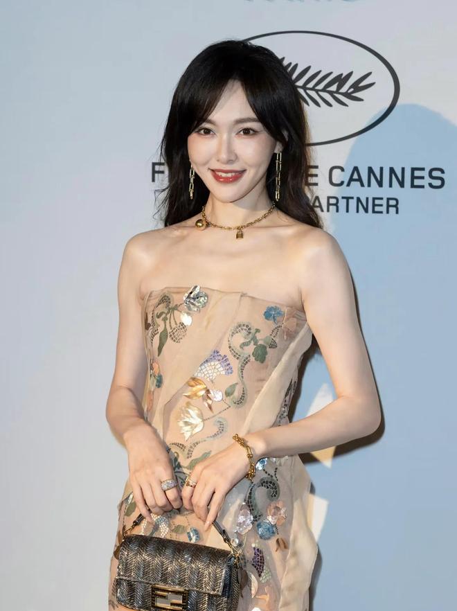 节晚宴钟楚曦明艳动人唐嫣苹果肌下垂AG真人平台唐嫣钟楚曦亮相戛纳电影(图2)