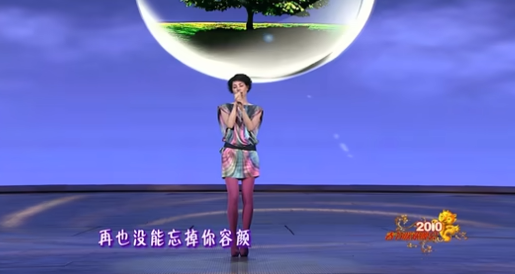 这件爆款再次走红！带货能力一流春晚这些同款被搜上热门AG真人直营王菲“虾片耳环”预售已排到3月！42年前(图6)