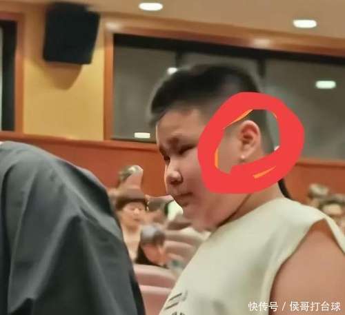 郭汾阳戴耳环随行母子形影不离AG真人网郭德纲石家庄演出(图2)