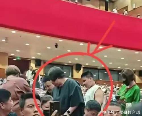 郭汾阳戴耳环随行母子形影不离AG真人网郭德纲石家庄演出(图1)