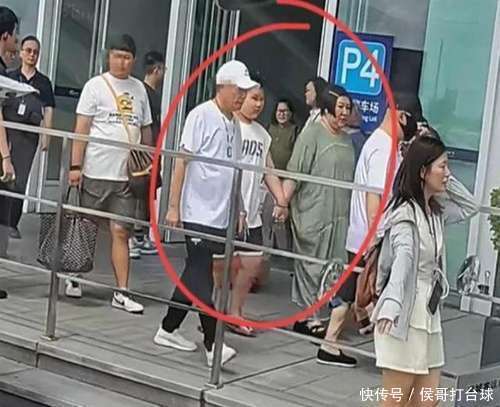郭汾阳戴耳环随行母子形影不离AG真人网郭德纲石家庄演出(图3)