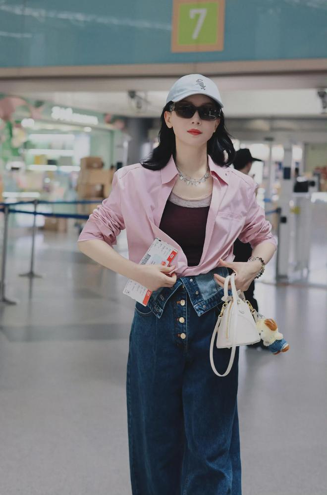 色衬衫搭高腰牛仔裤美的时髦又抢眼！AG真人陈数这气质真没得挑！穿粉(图1)