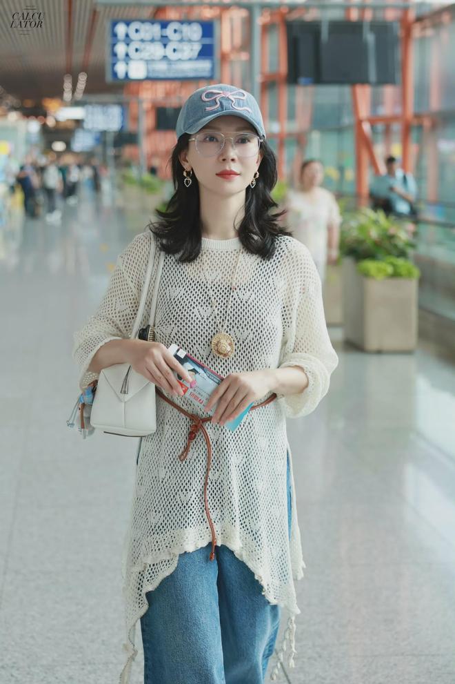 色衬衫搭高腰牛仔裤美的时髦又抢眼！AG真人陈数这气质真没得挑！穿粉(图8)