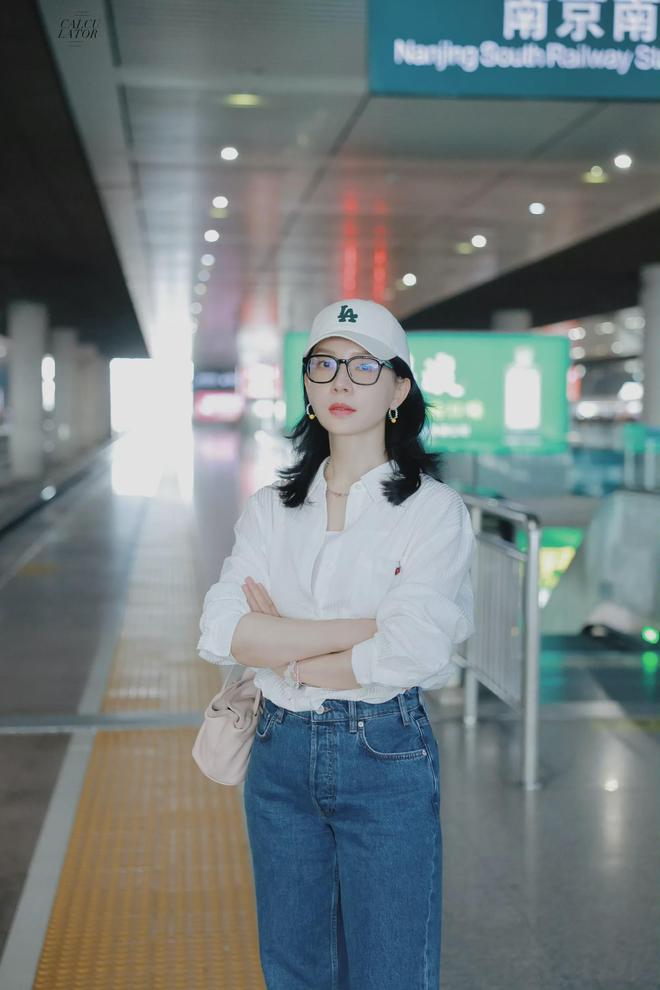 色衬衫搭高腰牛仔裤美的时髦又抢眼！AG真人陈数这气质真没得挑！穿粉(图9)