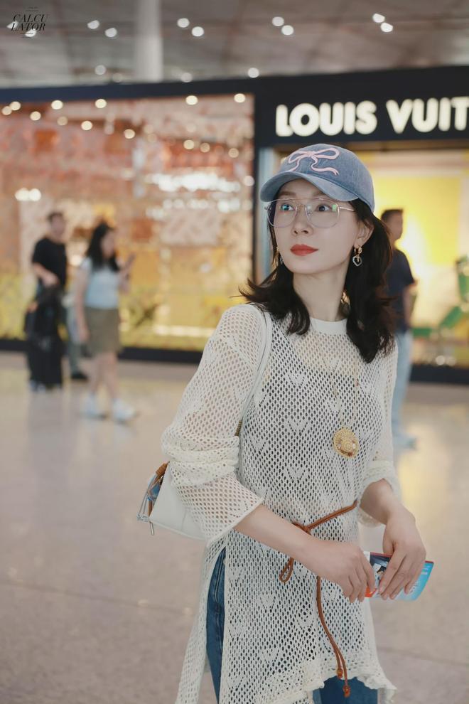 色衬衫搭高腰牛仔裤美的时髦又抢眼！AG真人陈数这气质真没得挑！穿粉(图2)