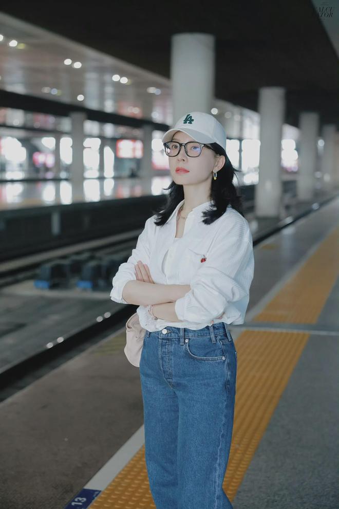 色衬衫搭高腰牛仔裤美的时髦又抢眼！AG真人陈数这气质真没得挑！穿粉(图6)