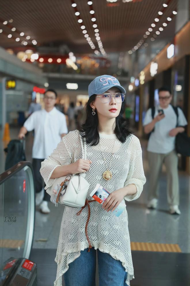 色衬衫搭高腰牛仔裤美的时髦又抢眼！AG真人陈数这气质真没得挑！穿粉(图3)