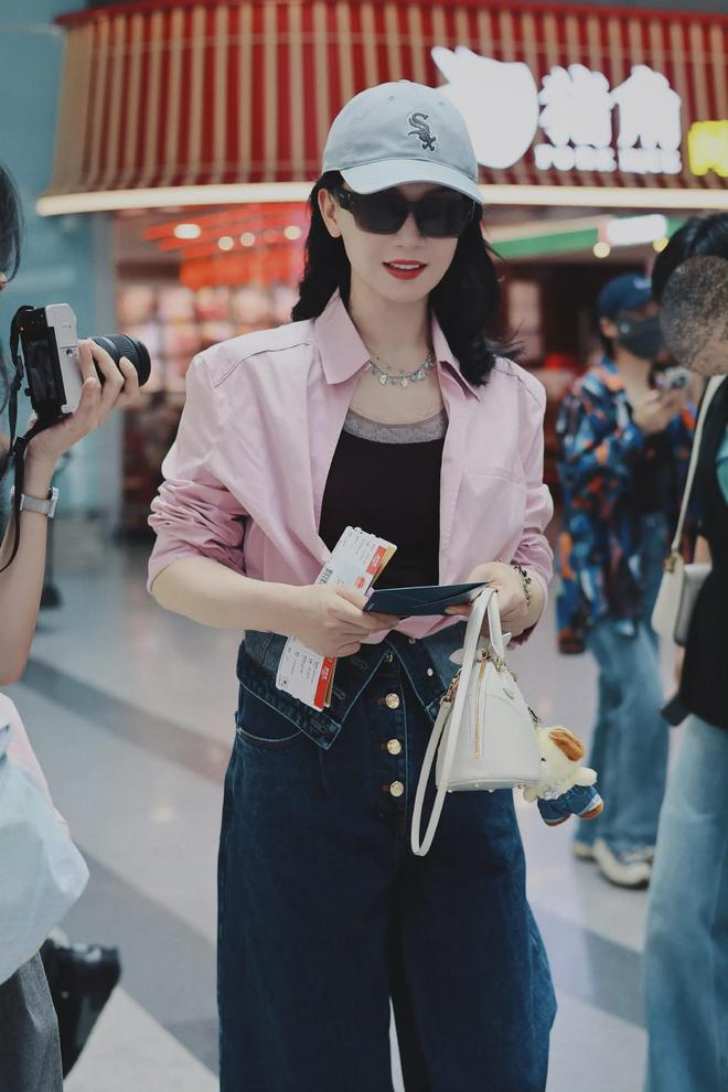 色衬衫搭高腰牛仔裤美的时髦又抢眼！AG真人陈数这气质真没得挑！穿粉(图4)