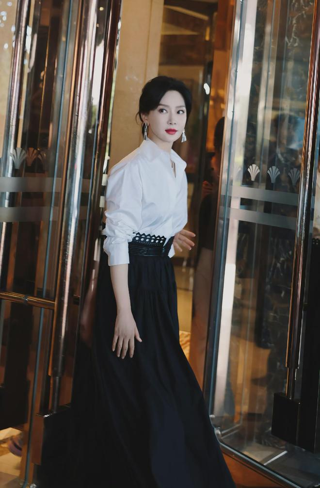 色衬衫搭高腰牛仔裤美的时髦又抢眼！AG真人陈数这气质真没得挑！穿粉(图5)