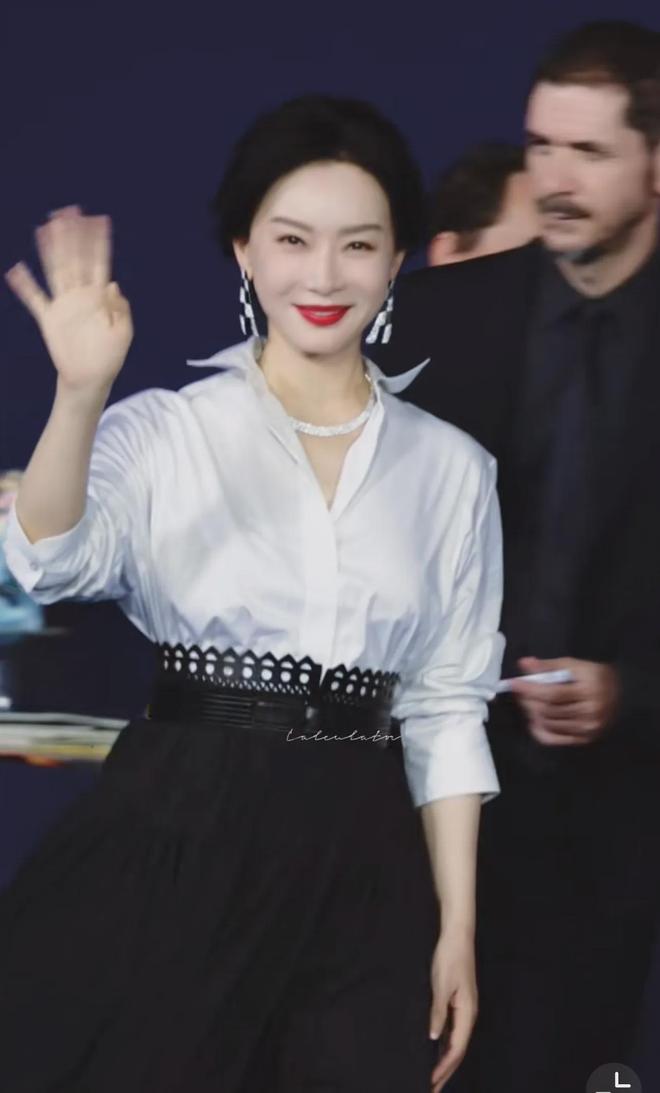 色衬衫搭高腰牛仔裤美的时髦又抢眼！AG真人陈数这气质真没得挑！穿粉(图7)