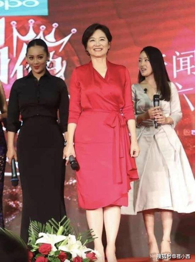 龄10岁穿香槟色连衣裙完全没有大妈味AG真人娱乐69岁林青霞换了新发型减(图5)