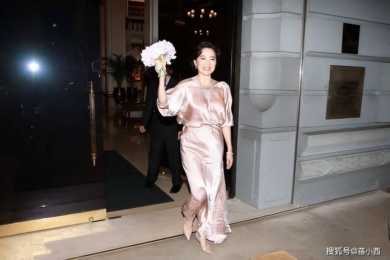 龄10岁穿香槟色连衣裙完全没有大妈味AG真人娱乐69岁林青霞换了新发型减(图2)