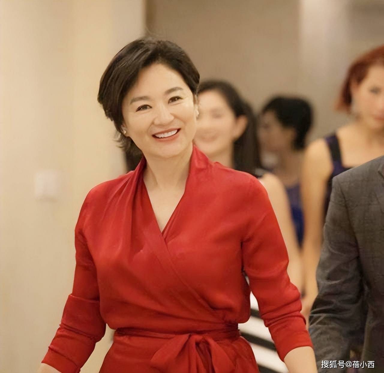 龄10岁穿香槟色连衣裙完全没有大妈味AG真人娱乐69岁林青霞换了新发型减(图3)