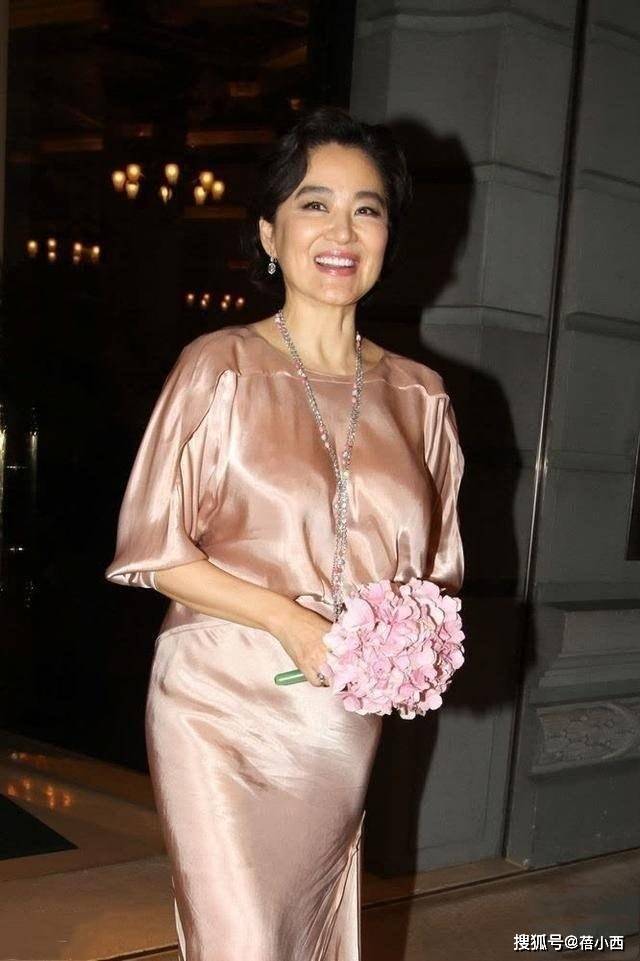 龄10岁穿香槟色连衣裙完全没有大妈味AG真人娱乐69岁林青霞换了新发型减(图6)