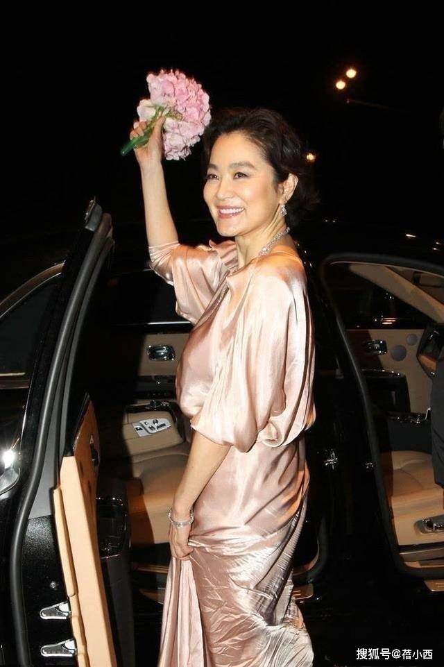 龄10岁穿香槟色连衣裙完全没有大妈味AG真人娱乐69岁林青霞换了新发型减(图7)