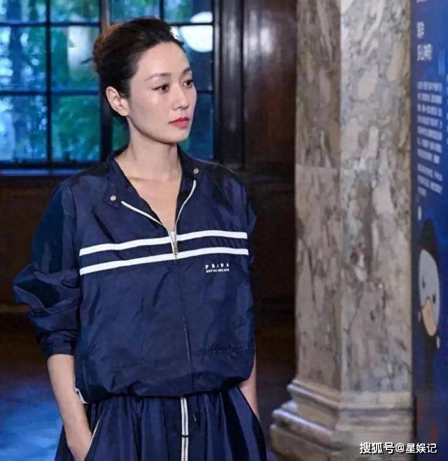 ！皮肤状态逆天网友：比35岁时还美！AG真人国际49岁马伊琍亮相上海活动(图1)