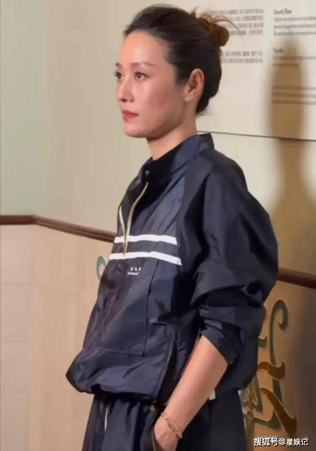 ！皮肤状态逆天网友：比35岁时还美！AG真人国际49岁马伊琍亮相上海活动(图2)