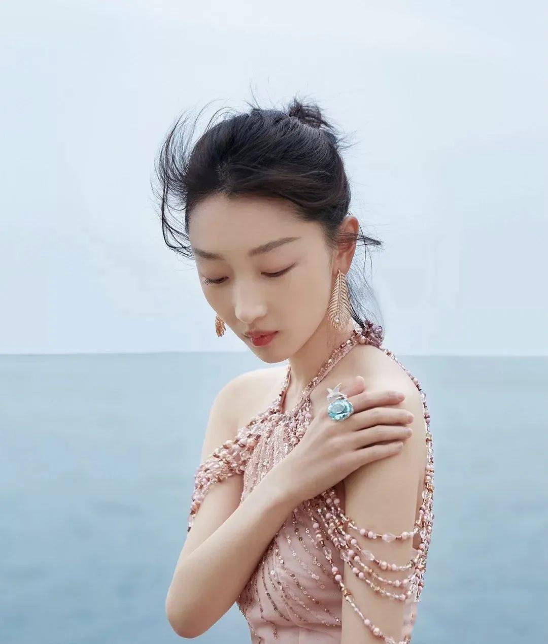 用珠宝饰品点亮你的度假时光？AG真人娱乐暑期出行季如何(图9)