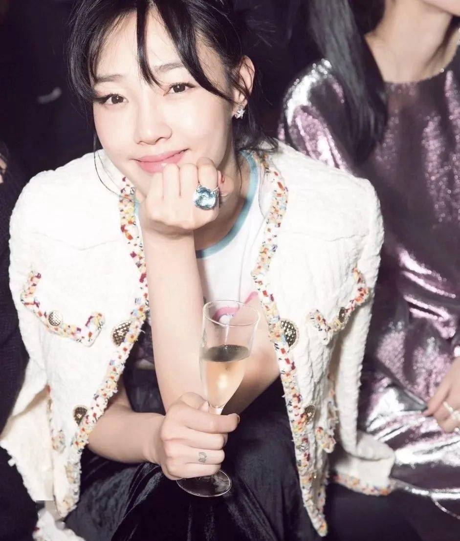 用珠宝饰品点亮你的度假时光？AG真人娱乐暑期出行季如何(图10)