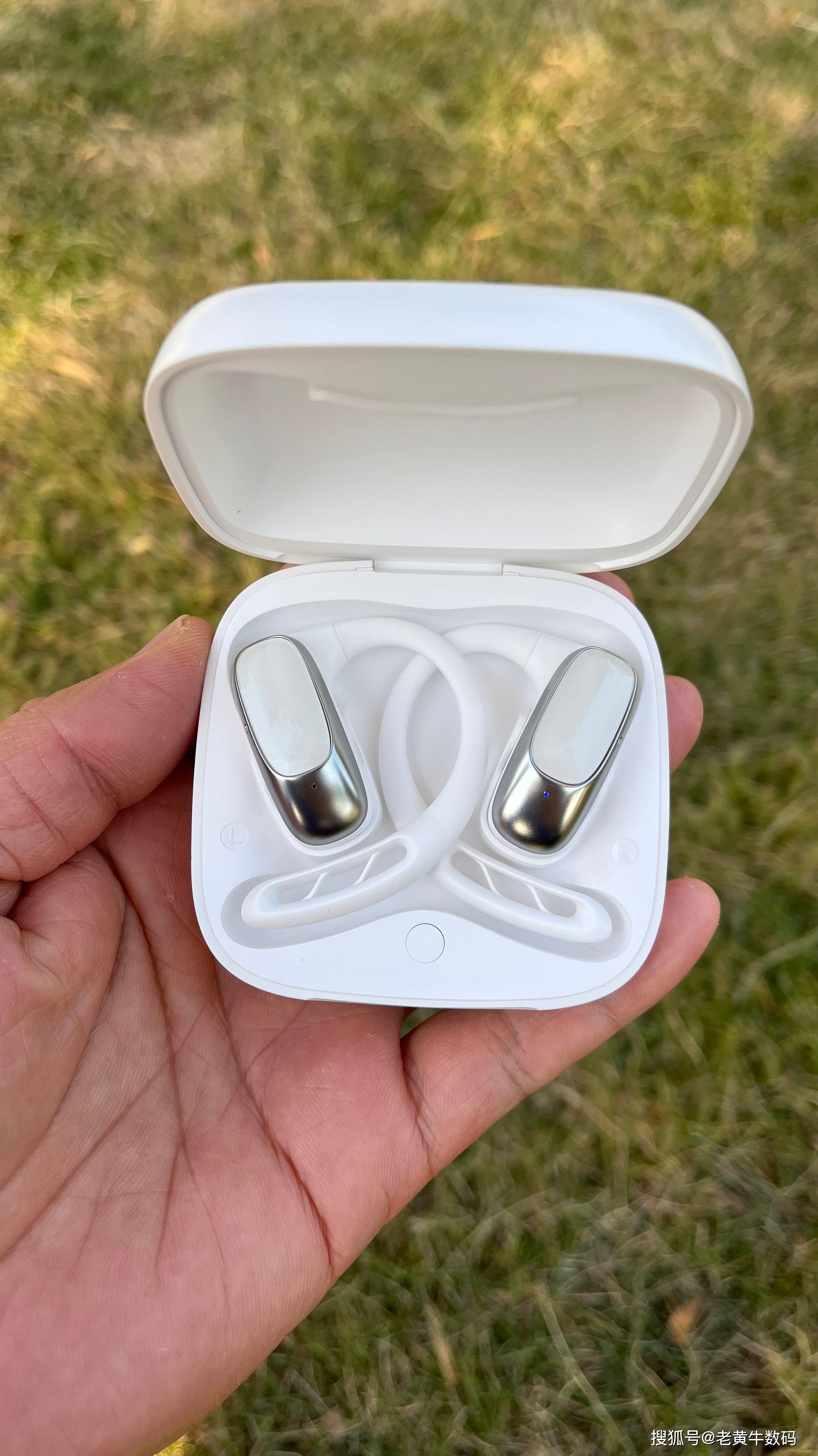 V21智能翻译耳机：国货科技赋能跨国出行新体验AG真人网站免签畅行俄罗斯BLINBLIN(图2)