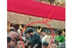 郭汾阳戴耳环随行母子形影不离AG真人网郭